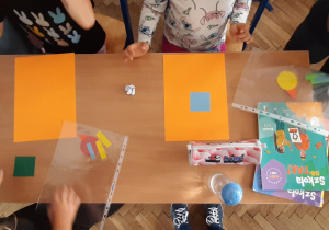Wykonanie wspólnej pracy plastycznej ,,Geometryczny pajacyk"