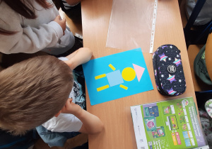 Wykonanie wspólnej pracy plastycznej ,,Geometryczny pajacyk"