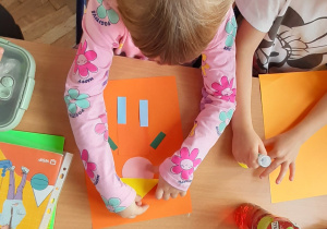 Wykonanie wspólnej pracy plastycznej ,,Geometryczny pajacyk"