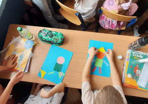 Wykonanie wspólnej pracy plastycznej ,,Geometryczny pajacyk"