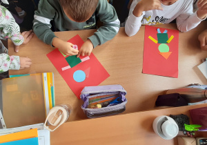 Wykonanie wspólnej pracy plastycznej ,,Geometryczny pajacyk"