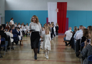 Klasa Ib z wychowawczynią opuszcza uroczystość