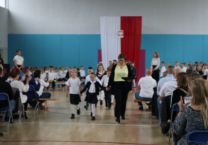Klasa Ic z wychowawczynią opuszcza uroczystość