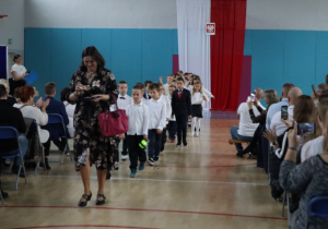 Klasa Ia z wychowawczynią opuszcza uroczystość