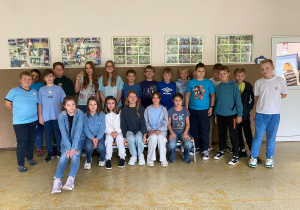 Zdjęcie klasowe uczniów przebranych na niebiesko.