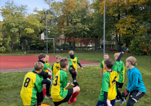 Reprezentanci klas 4-6 podczas rozgrzewki.