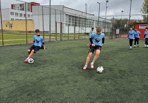 Reprezentanci klas 7-8 podczas rozgrzewki.