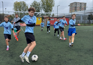 Reprezentanci klas 7-8 podczas rozgrzewki.