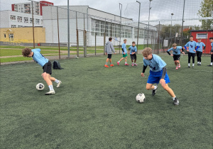 Reprezentanci klas 7-8 podczas rozgrzewki.