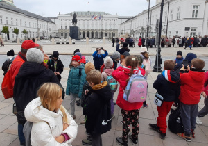 Uczniowie przed Pałacem Prezydenckim.