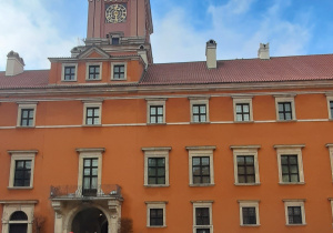 Uczniowie na dziedzińcu Zamku Królewskiego.