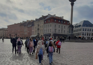 Uczniowie na Placu Zamkowym w Warszawie.