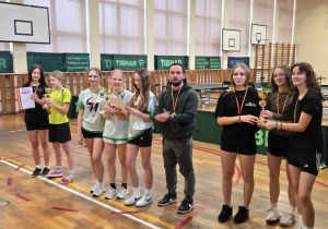 Reprezentantki SP 71 podczas dekoracji z innymi zespołami.