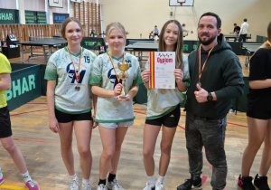 Reprezentantki SP 71 z trenerem po dekoracji.