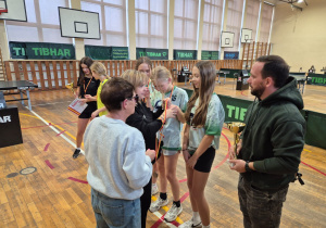 Reprezentantki SP 71 w trakcie dekoracji.