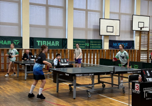 Dwie reprezentantki SP 71 podczas gry pojedynczej.