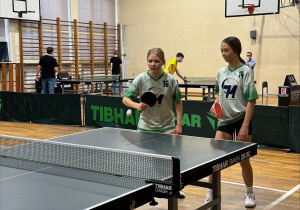 Dwie reprezentantki SP 71 podczas gry podwójnej