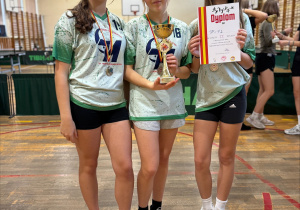 Trzy reprezentantki SP 71 z pamiątkowym pucharem i dyplomem