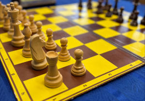 Szachownica turniejowa z zegarem.