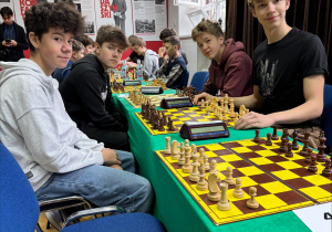 Zawodnicy SP 71 przy szachownicach w trakcie sesji treningowej.