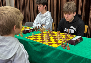 Dwóch reprezentantów SP 7 w trakcie rozgrywania partii.