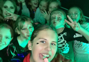 Grupa uczniów pozująca do "selfie