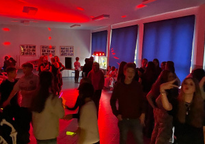 Uczniowie tańczący na dyskotece