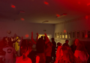 Uczniowie tańczący na dyskotece