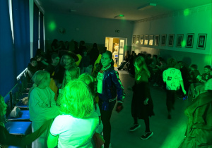 Uczniowie tańczący na dyskotece