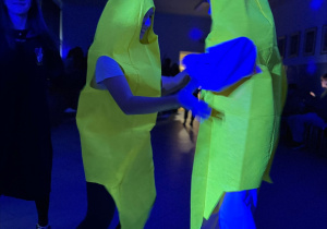 Dwie uczennice przebrane w bananowe stroje