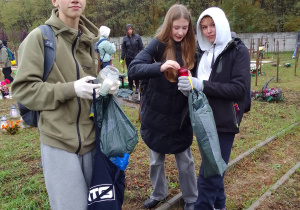 Wolontariusze biorący udział w akcji Światełko Pamięci.