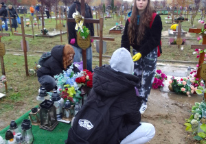 Wolontariusze biorący udział w akcji Światełko Pamięci.