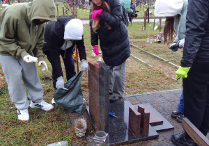 Wolontariusze biorący udział w akcji Światełko Pamięci.