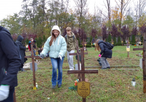 Wolontariusze biorący udział w akcji Światełko Pamięci.