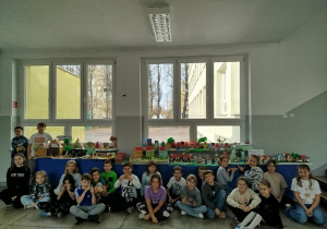 Uczniowie klasy 3c wraz ze swoimi pracami