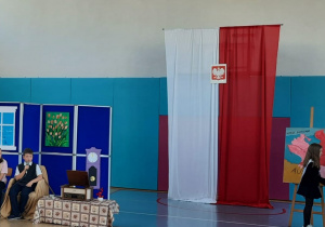 Uczniowie klasy 5A podczas przedstawienia z okazji Święta Niepodległości.