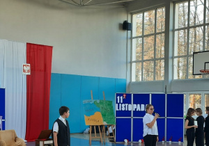 Uczniowie klasy 5A podczas przedstawienia z okazji Święta Niepodległości.