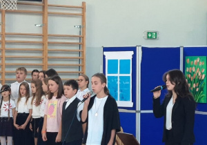 Chór podczas przedstawienia z okazji Święta Niepodległości.