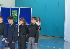 Uczniowie klasy 5A podczas przedstawienia z okazji Święta Niepodległości.