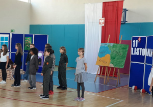 Uczniowie klasy 5A podczas przedstawienia z okazji Święta Niepodległości.