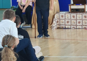 Uczniowie klasy 5A podczas przedstawienia z okazji Święta Niepodległości.