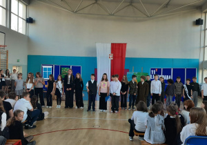 Uczniowie klasy 5A podczas przedstawienia z okazji Święta Niepodległości.