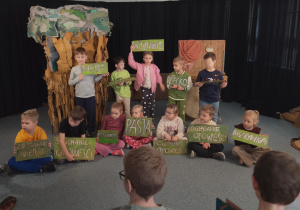 Uczniowie klasy 1a podczas realizacji zadania.