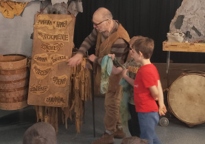 Uczniowie klasy 1a z osobą prowadzącą warsztaty podczas realizacji zadania.