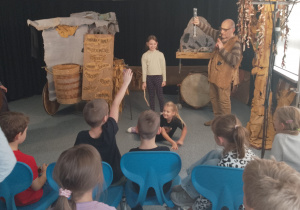 Uczennice klasy 1a z osobą prowadzącą warsztaty podczas realizacji zadania.