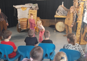 Uczennice klasy 1a z osobą prowadzącą warsztaty podczas realizacji zadania.