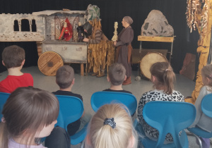 Uczniowie oglądają baśń