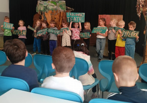 Uczniowie klasy 1b podczas realizacji zadania.