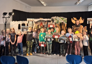 Uczniowie klasy 1c prezentują się na scenie