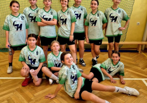 Drużyna dziewcząt, zdjęcie grupowe